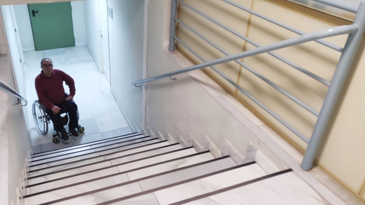 Las escaleras son una barrera insalvable para Ripoll en el Consistorio.