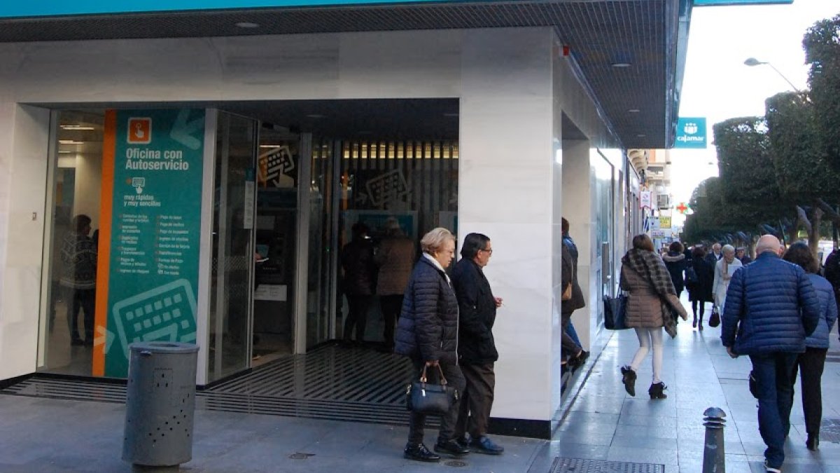 Personas mayores pasean por una calle de la capital de Almería.