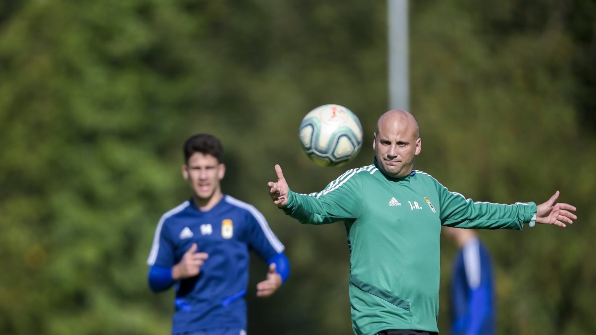 Javi Rozada en el entrenamiento del Real Oviedo.