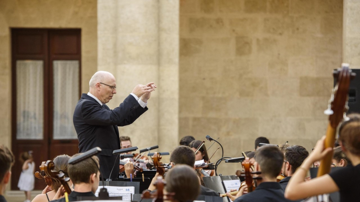Músicos de la OJAL dirigidos por Michael Thomas.