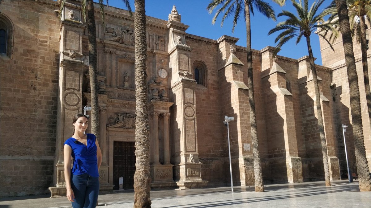 La presentadora del programa, frente a la Catedral de Almería.