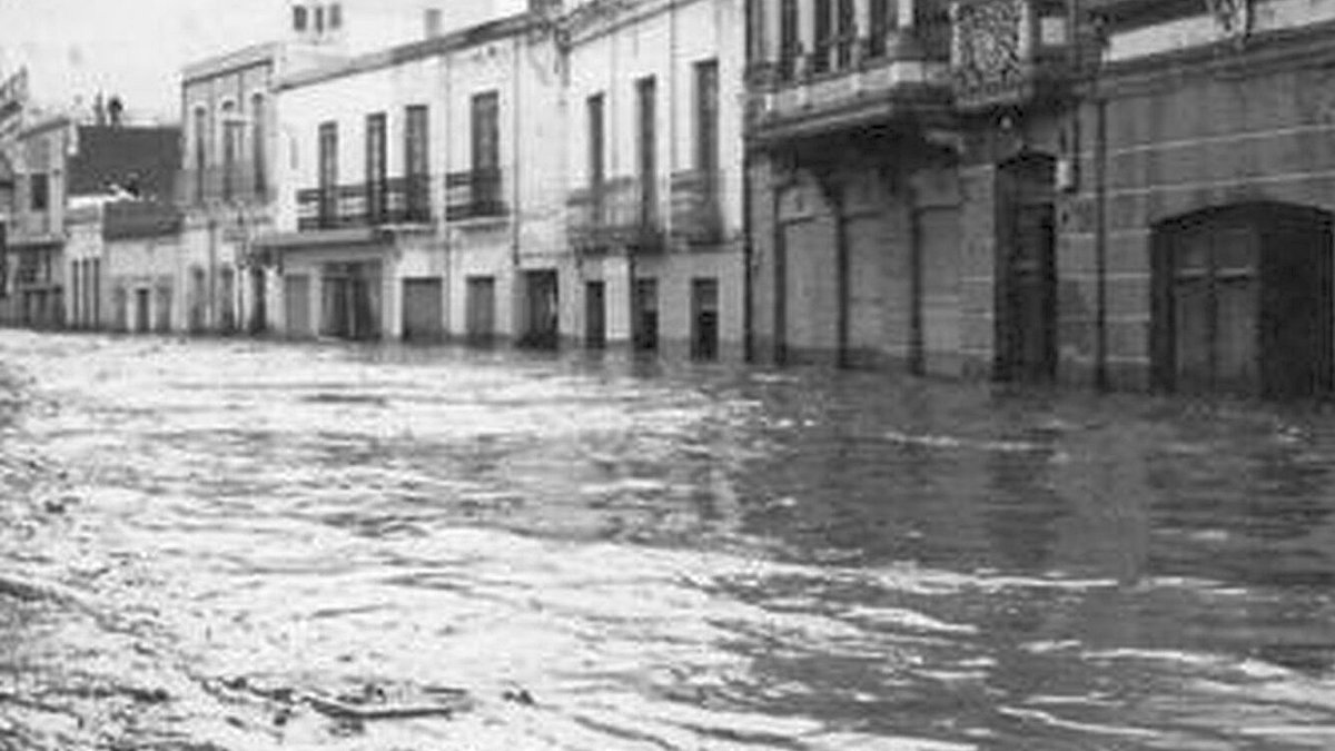 En la calle Natalio Rivas el agua alcanzó dos metros de altura.