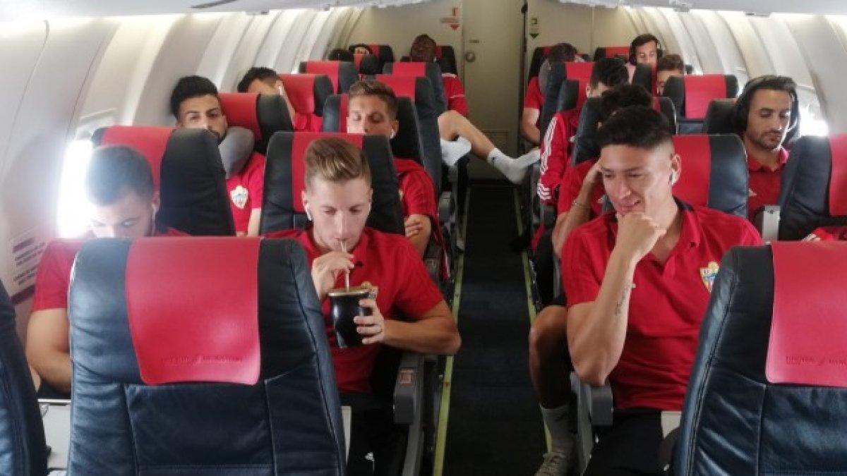 Los jugadores durante el viaje en vuelo chárter a Oviedo.