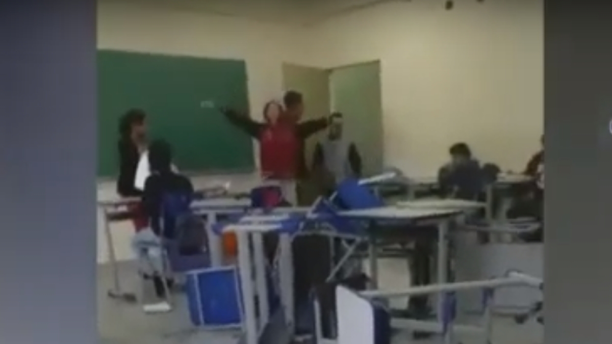 Captura del vídeo en el que los alumnos agreden a una profesora.