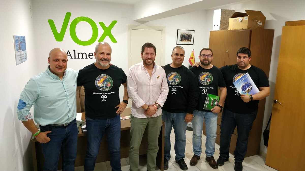 Imagen de los agentes reunidos con representantes de Vox.