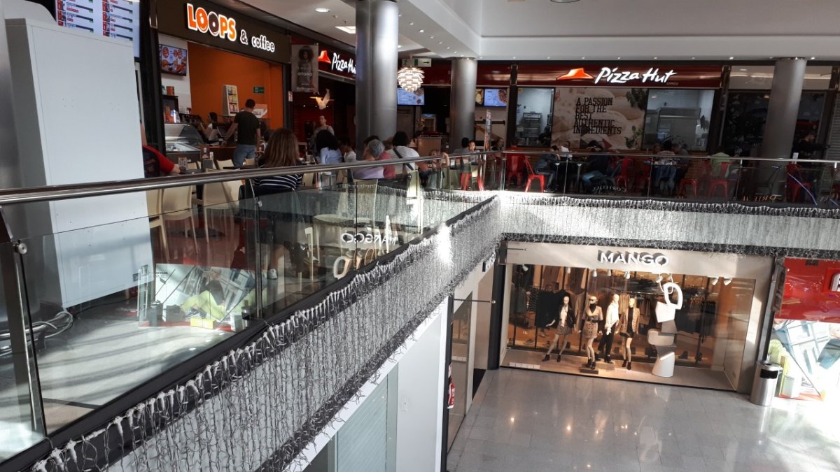 El Centro Comercial Mediterráneo ya ha instalado las luces de Navidad.