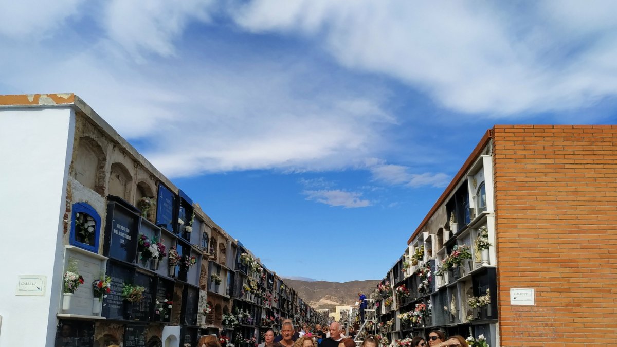 Las flores presidieron los homenajes de ayer.
