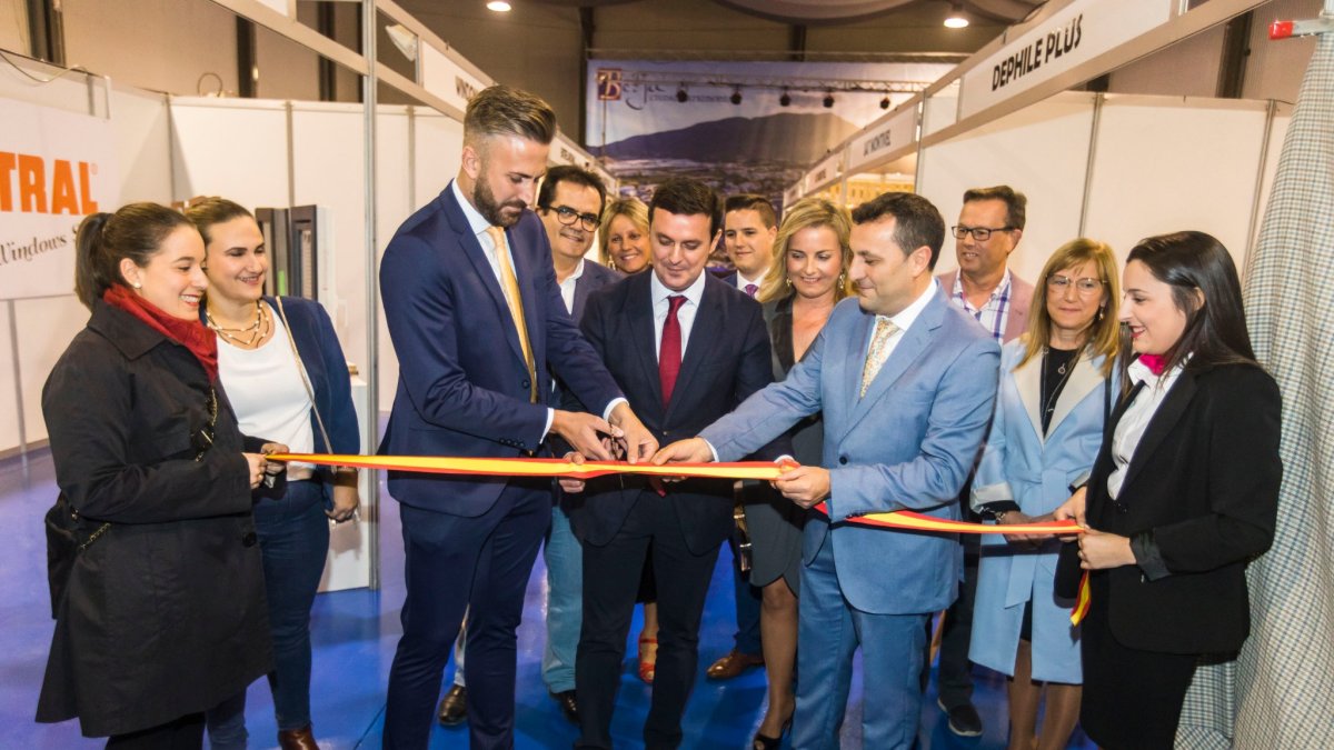 Expoberja arrancó este pasado jueves con el simbólico corte de cinta por las distintas autoridades presentes.