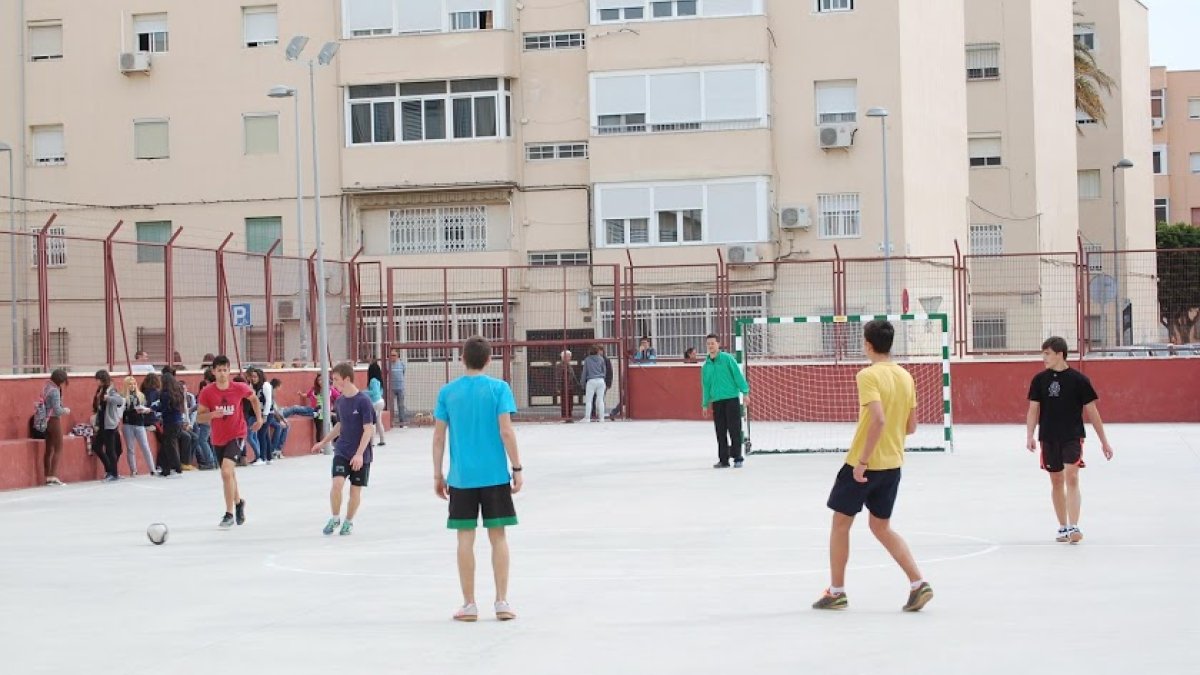 Imagen de archivo de alumnos en el patio de un centro escolar.