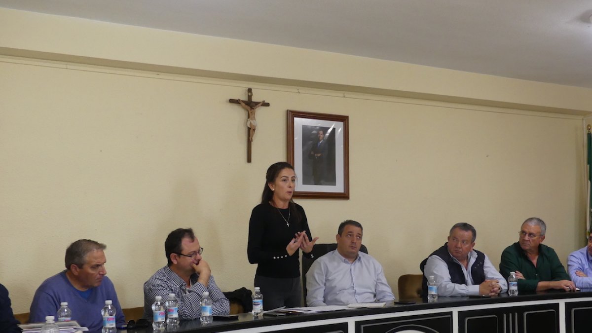 La delegada de Agricultura, Aránzazu Martín, acudió a la reunión celebrada en el municipio de Tíjola.