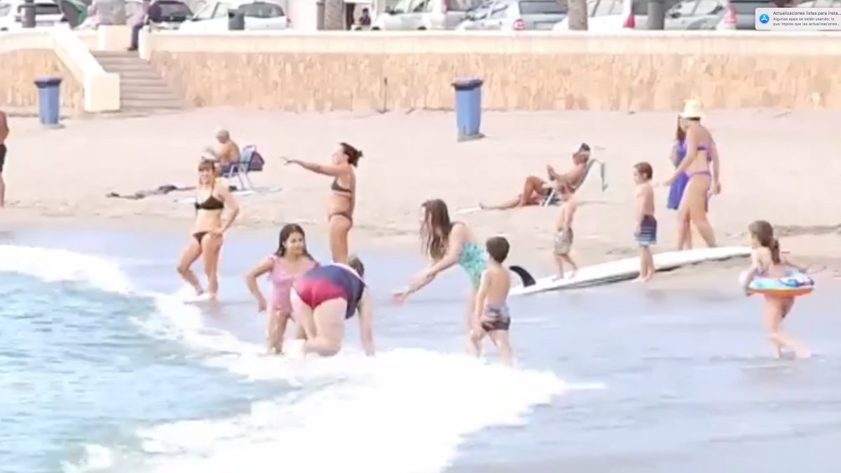 La playa continúa atrayendo turistas en el mes de noviembre.