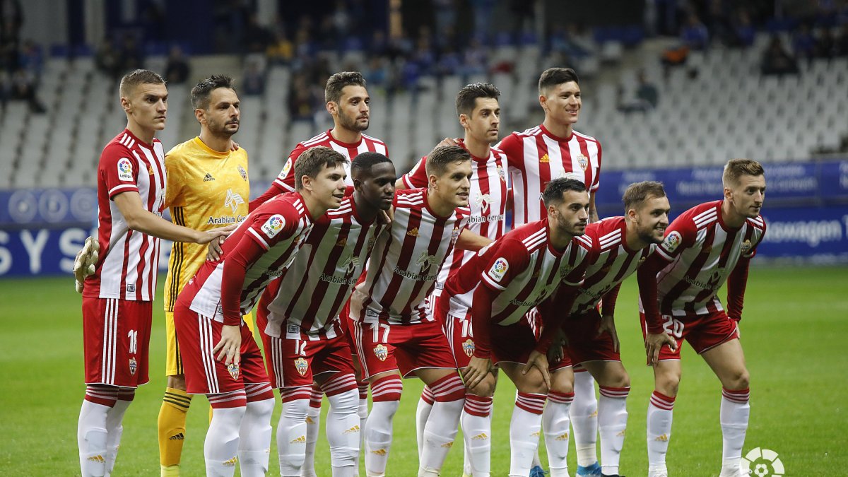 El once del Almería en Oviedo.