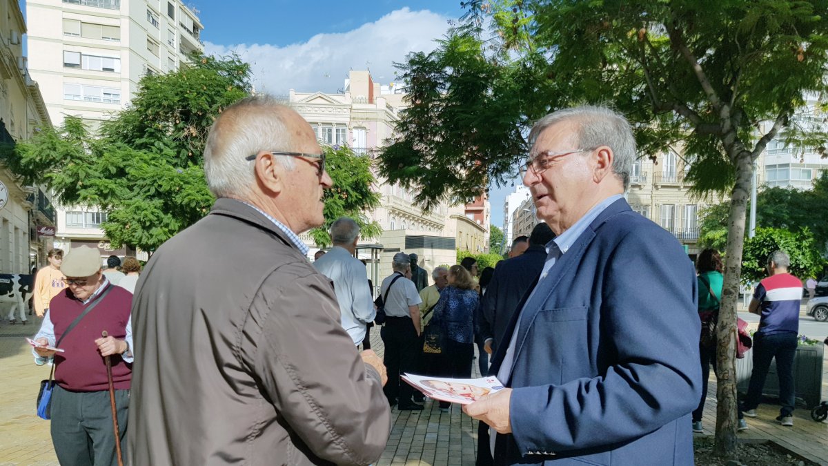 Fernando Martínez repartiendo las propuestas socialistas.