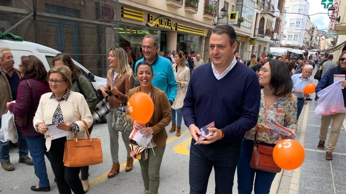 Reparto de propaganda electoral por el municipio de Tíjola.