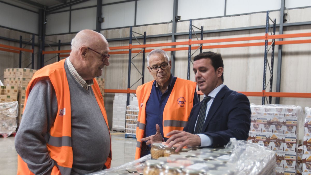 Javier García  y Juan Azorín en el Banco de Alimentos.