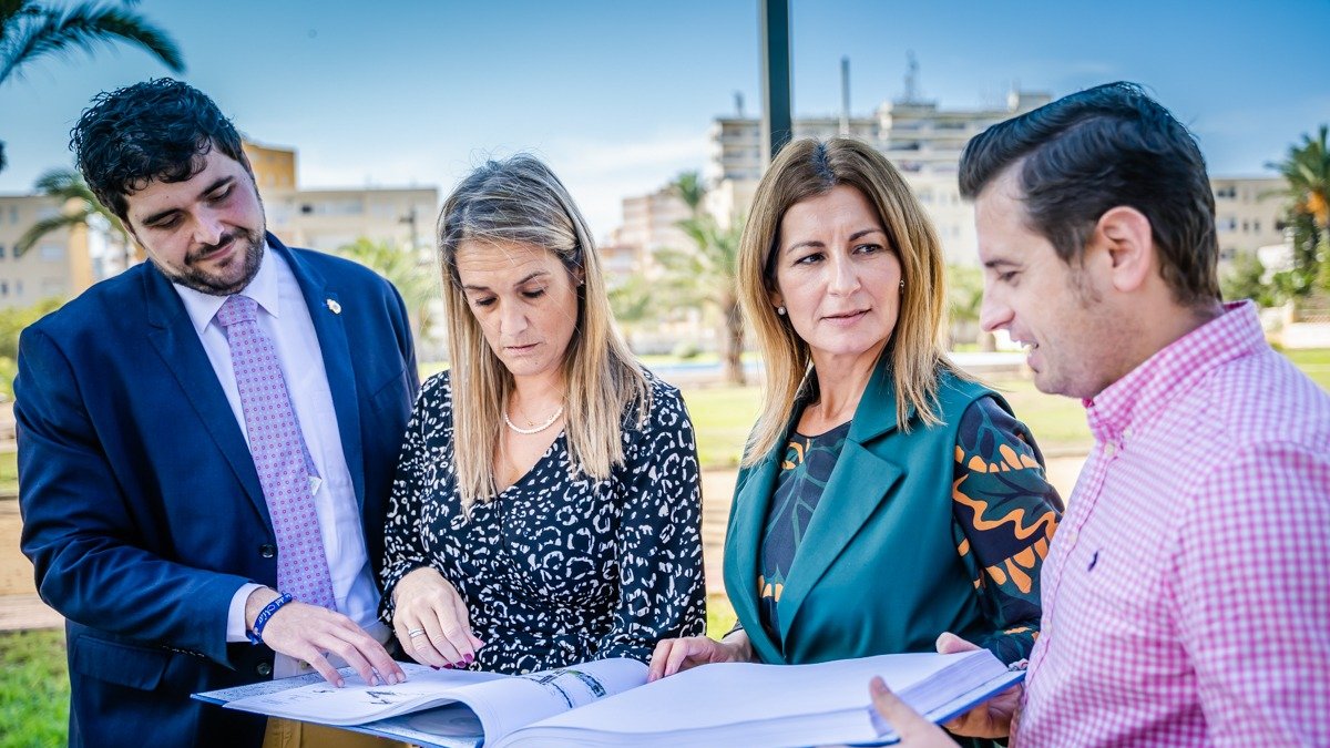 Autoridades políticas del Ayuntamiento de Roquetas de Mar visitando las zonas en las que se ejecutarán las actuaciones.