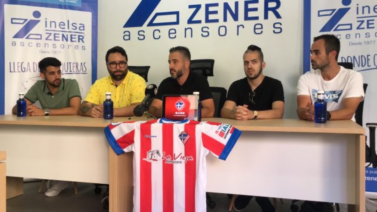 Álvaro García, en el centro de la imagen, el día que fue presentado.