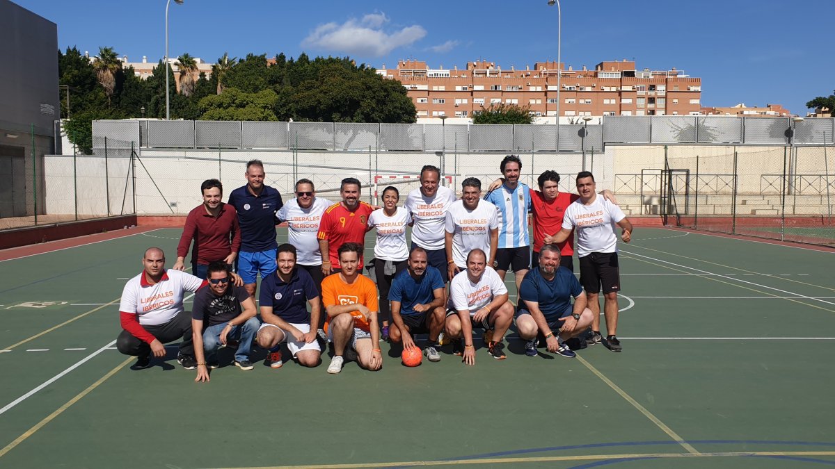 Foto de los dos equipos que disputaron ayer el partido amistoso de fútbol sala.