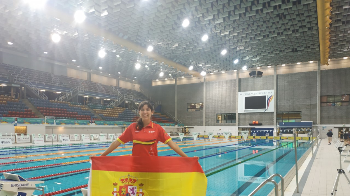 Rosana Vita con la bandera de España en la piscina.