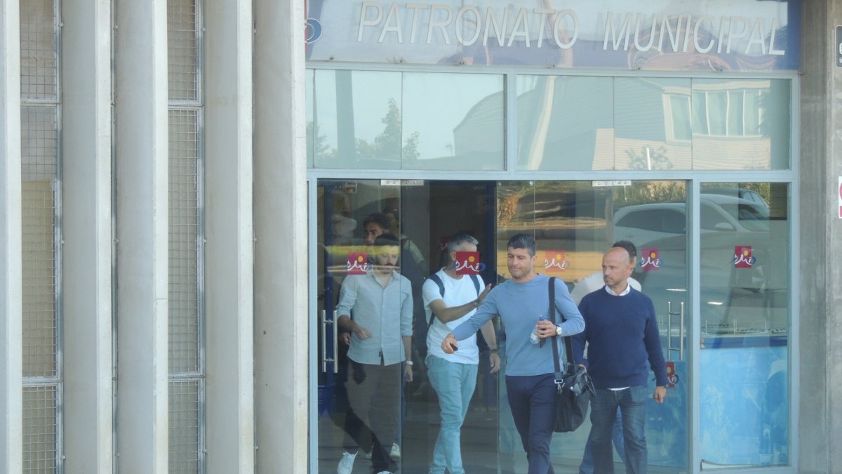 Pedro Emanuel saliendo con su cuerpo técnico del Estadio.