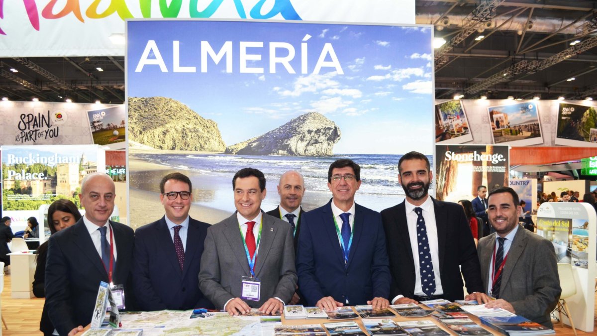 La expedición almeriense con el presidente de la Junta y el consejero de Turismo en la World Travel Market.