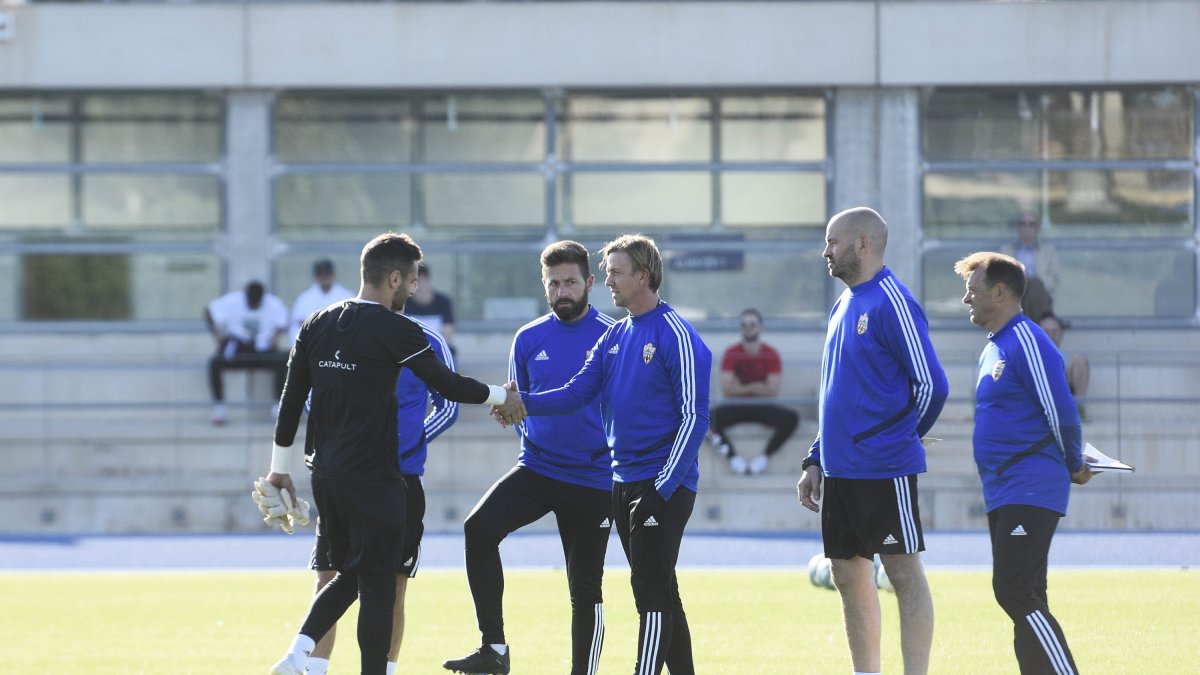 El cuerpo técnico del Almería en su primer entrenamiento.