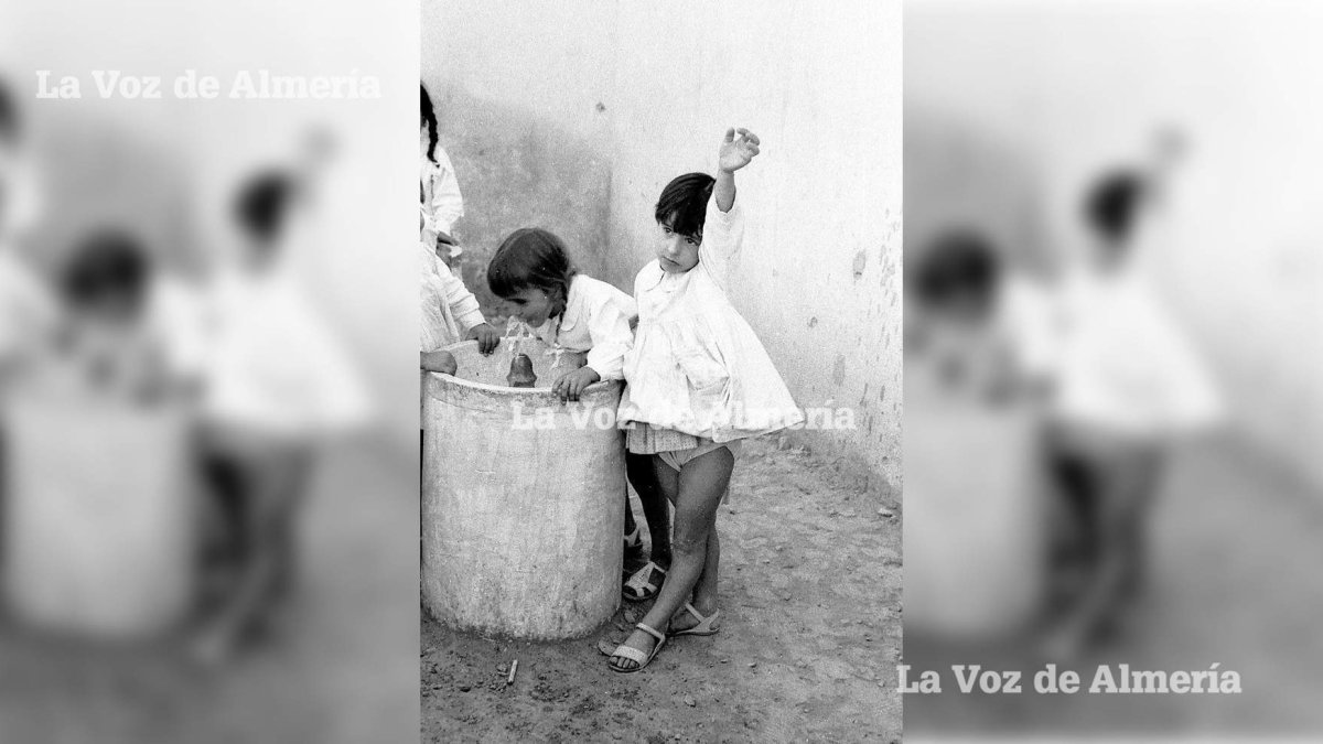 Foto del patio de tierra y la fuente del colegio público de la Chanca en los años 60.