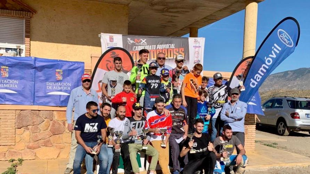 Los campeones posando tras la carrera.