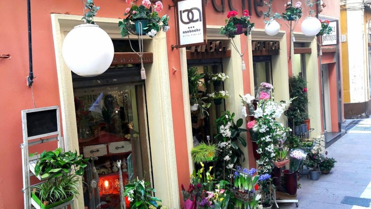 Azabache se encuentra en calle de las Tiendas, 18.