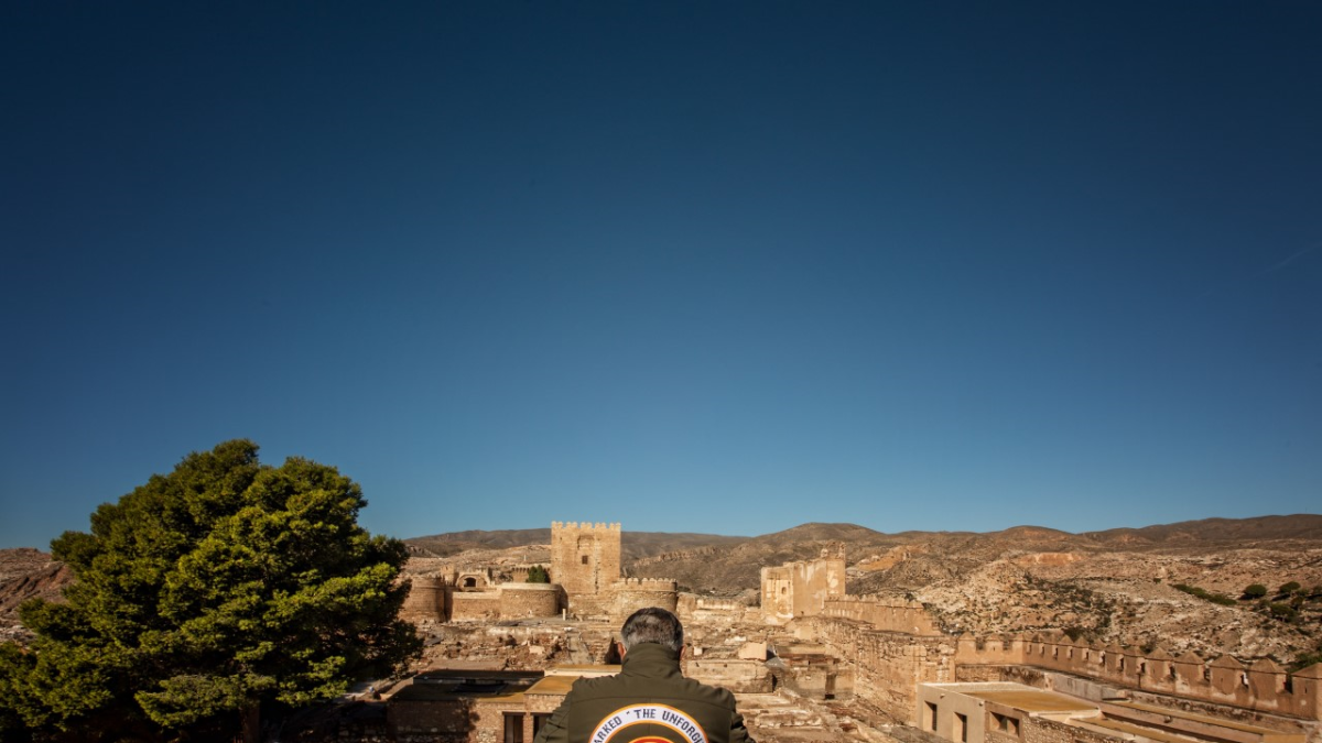 George Christie, expresidente del club motero, observa la Alcazaba de Almería.