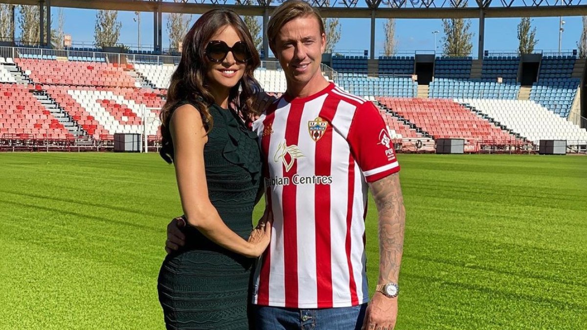 Romina Belluscio y Guti, este miércoles en el estadio del Almería. (Foto: @rominabelluscio1)