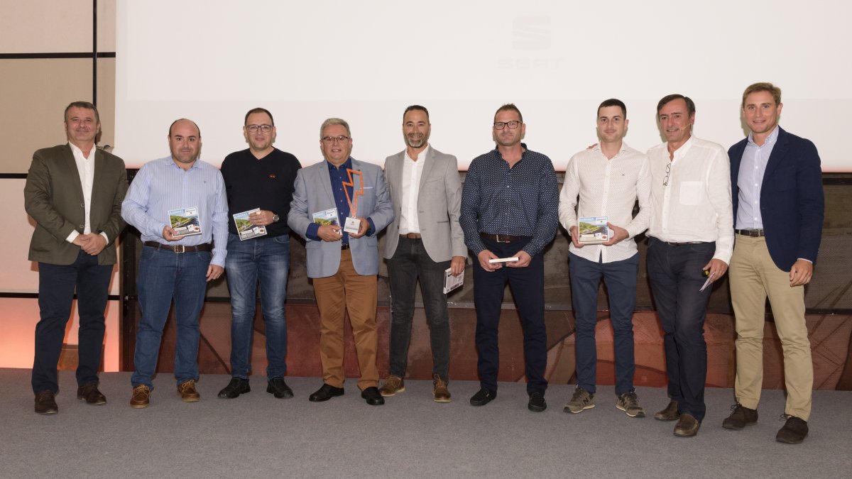 Seat navarro segura con el galardón otorgado