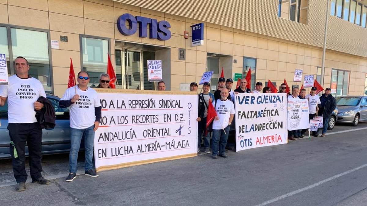 Concentración en la puerta de Otis.