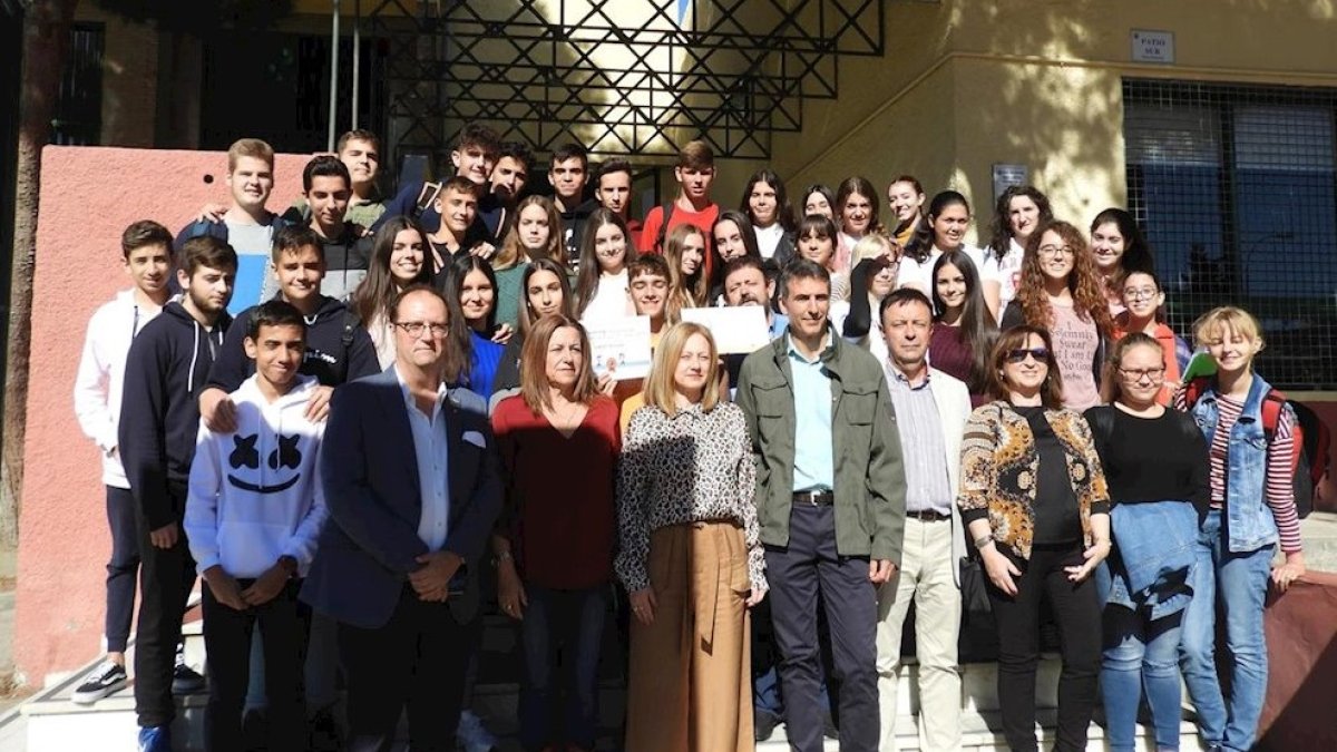 La delegada de Educación, María del Carmen Castillo, en su visita al IES Azcona.