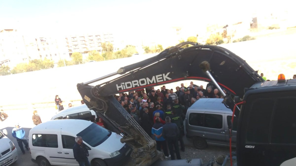 Concentración de vecinos rodeando la maquinaria llegada a la zona.