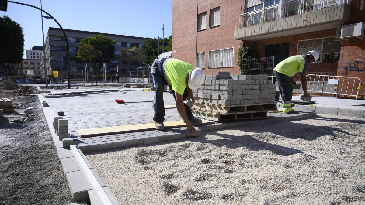 Operarios trabajan en las obras de la calle Santiago.
