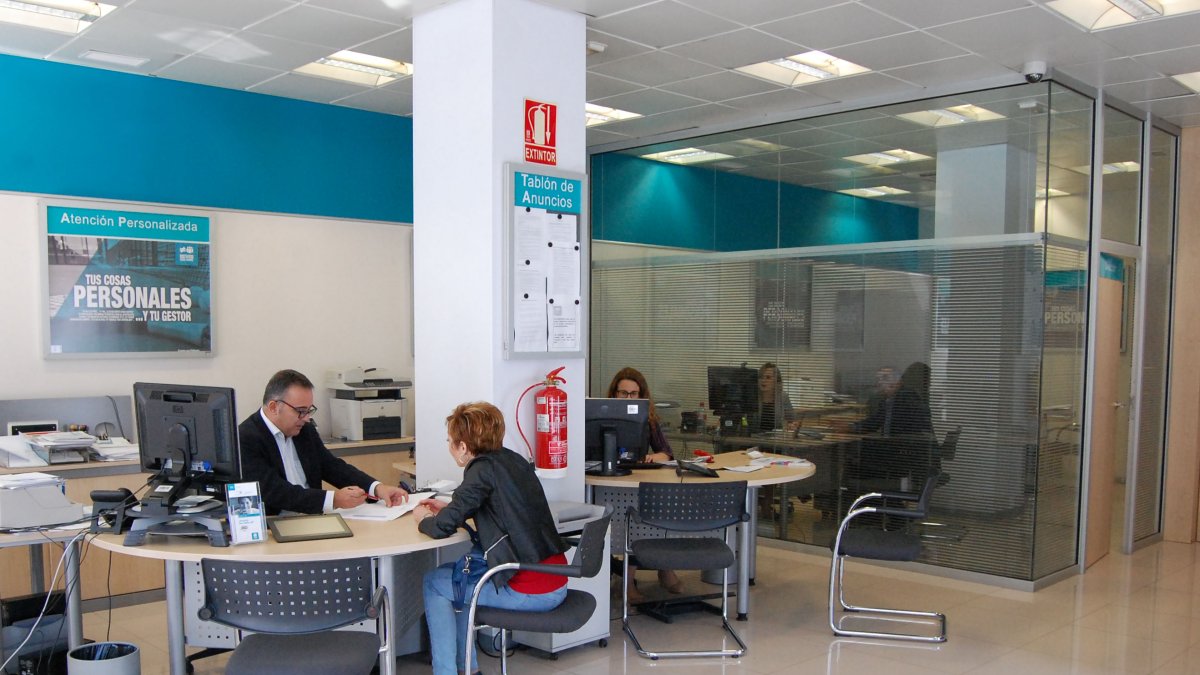 Una oficina de atención al cliente de la red de Cajamar.