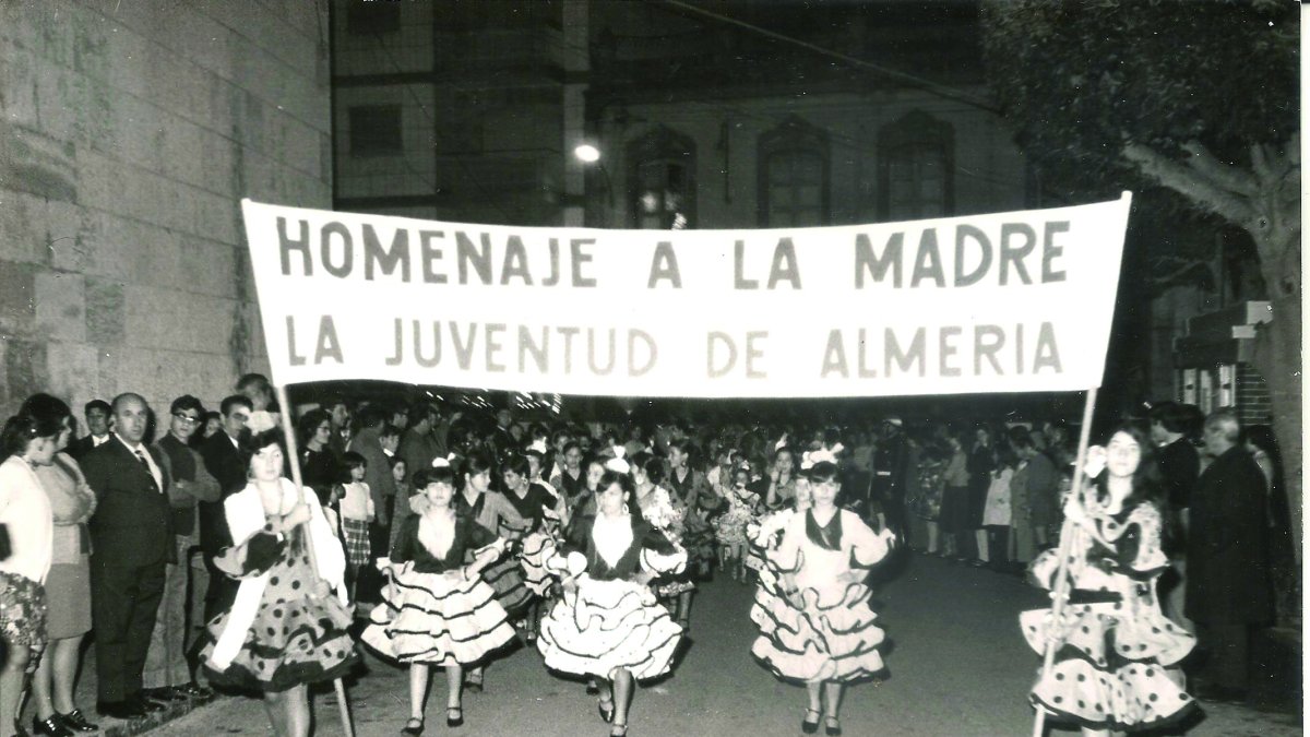 Miles de almerienses se echaron a la calle.