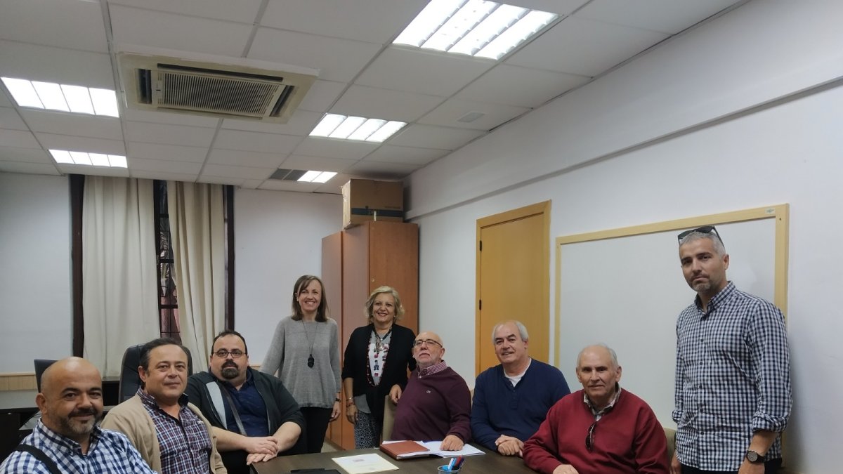 Reunión celebrada entre los representantes municipales y las cofradías.