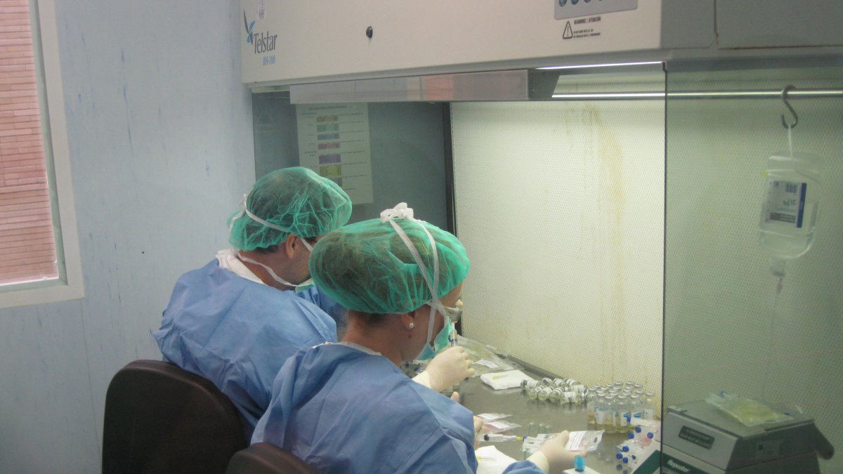 Profesionales de la Unidad de Farmacia de la Agencia Sanitaria Poniente en el desarrollo de su trabajo.