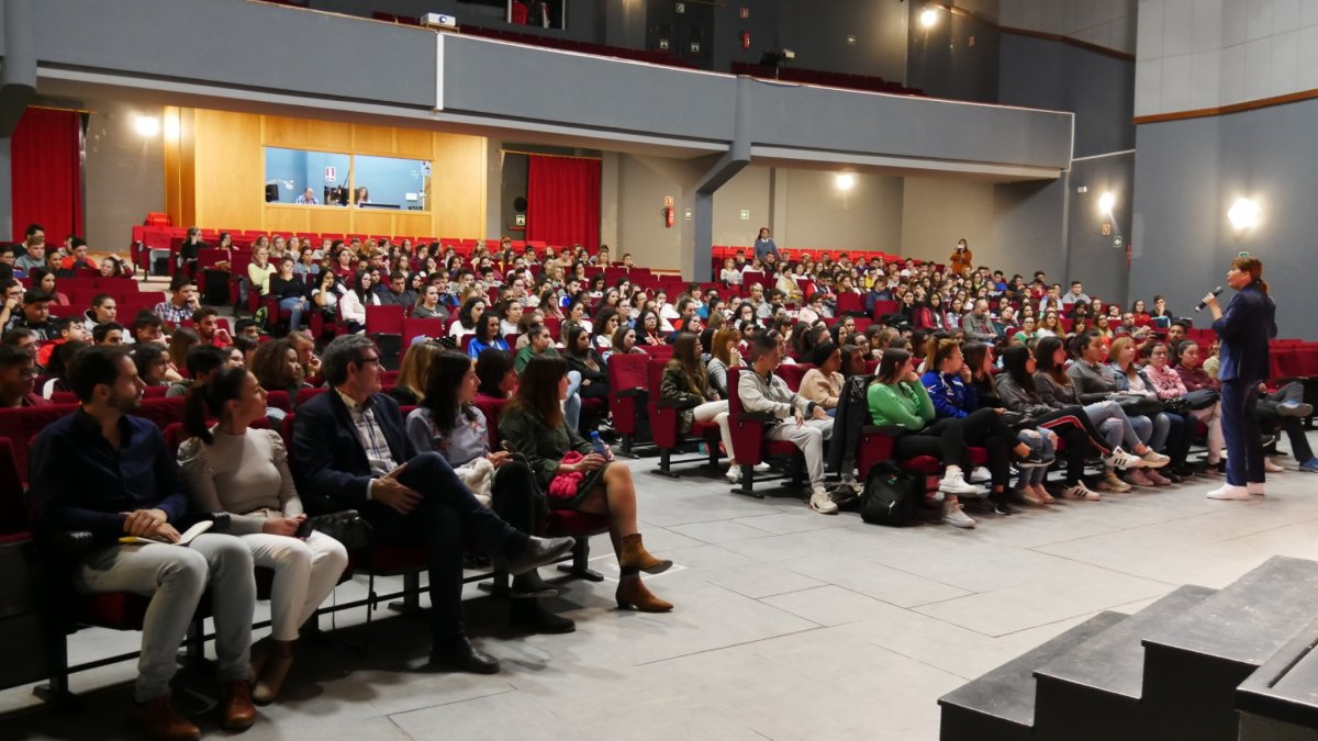 Mabel Lozano durante el desarrollo de la charla junto a los adolescentes de Adra.