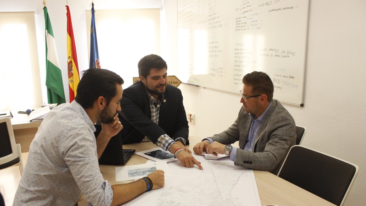 Los concejales del Ayuntamiento de Roquetas durante la reunión mantenida esta semana.