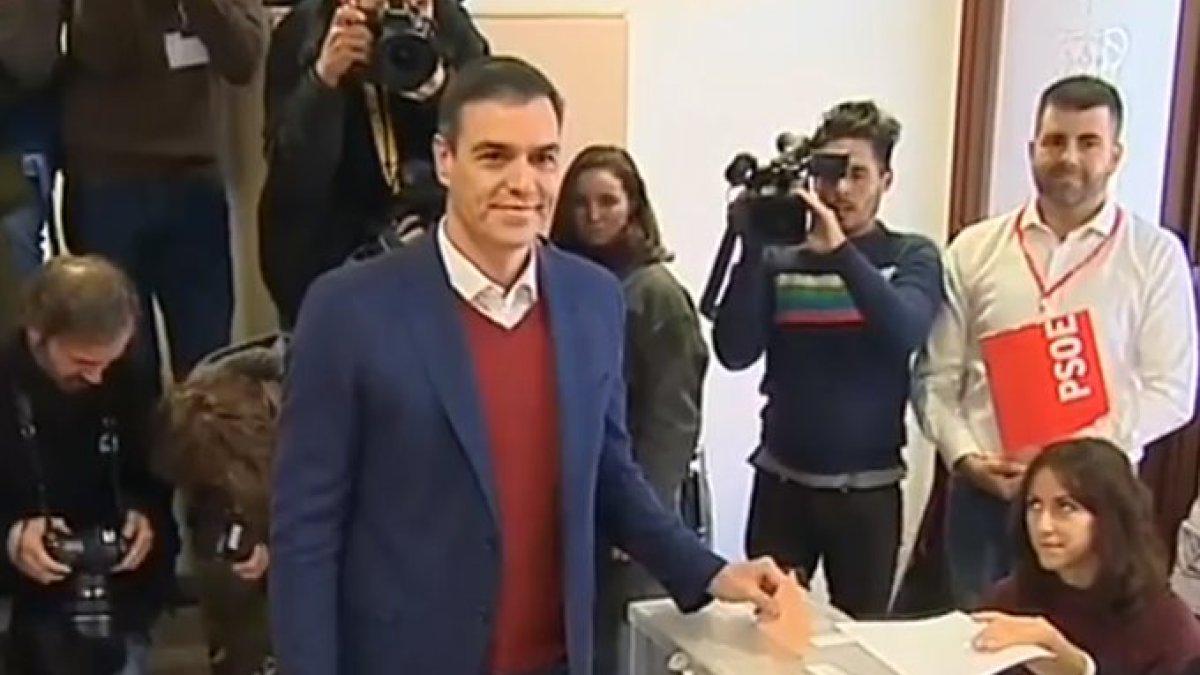 Pedro Sánchez, el primer candidato en votar.
