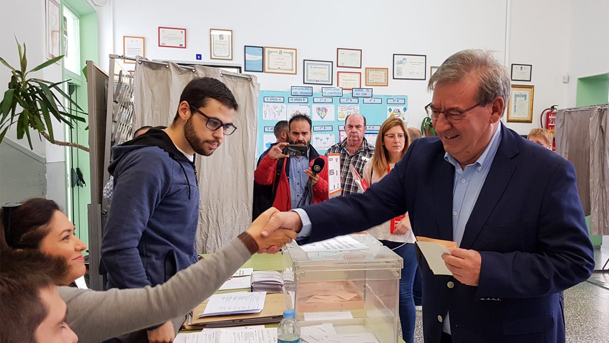 Fernando Martínez, cabeza de lista al Senado por el PSOE, votando