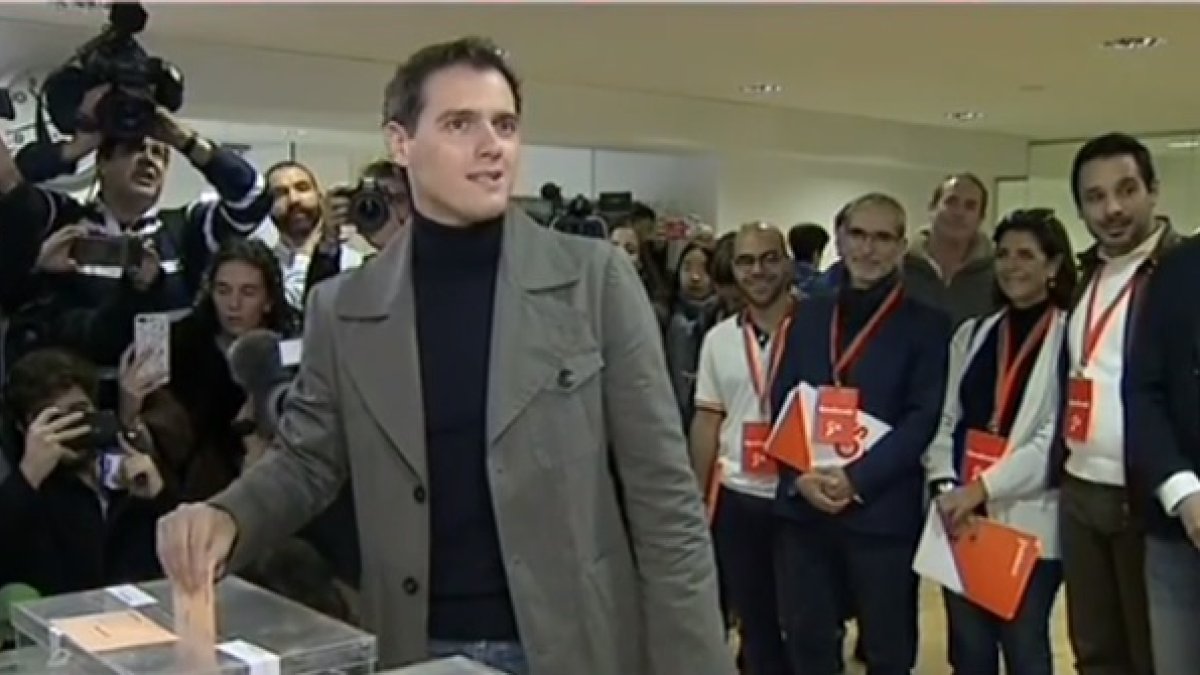 Albert Rivera ejerciendo su derecho a voto en Pozuelo de Alarcón.