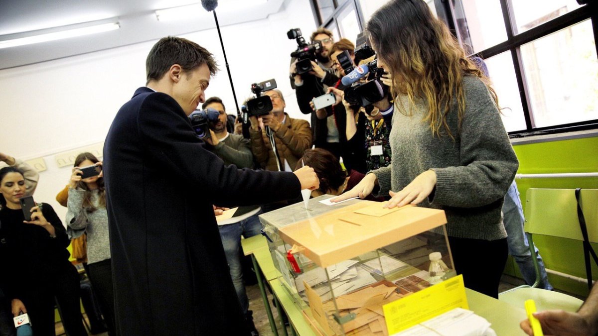 Iñigo Errejón ejerciendo su derecho al voto en el madrileño Colegio Santa Teresa de Jesús.