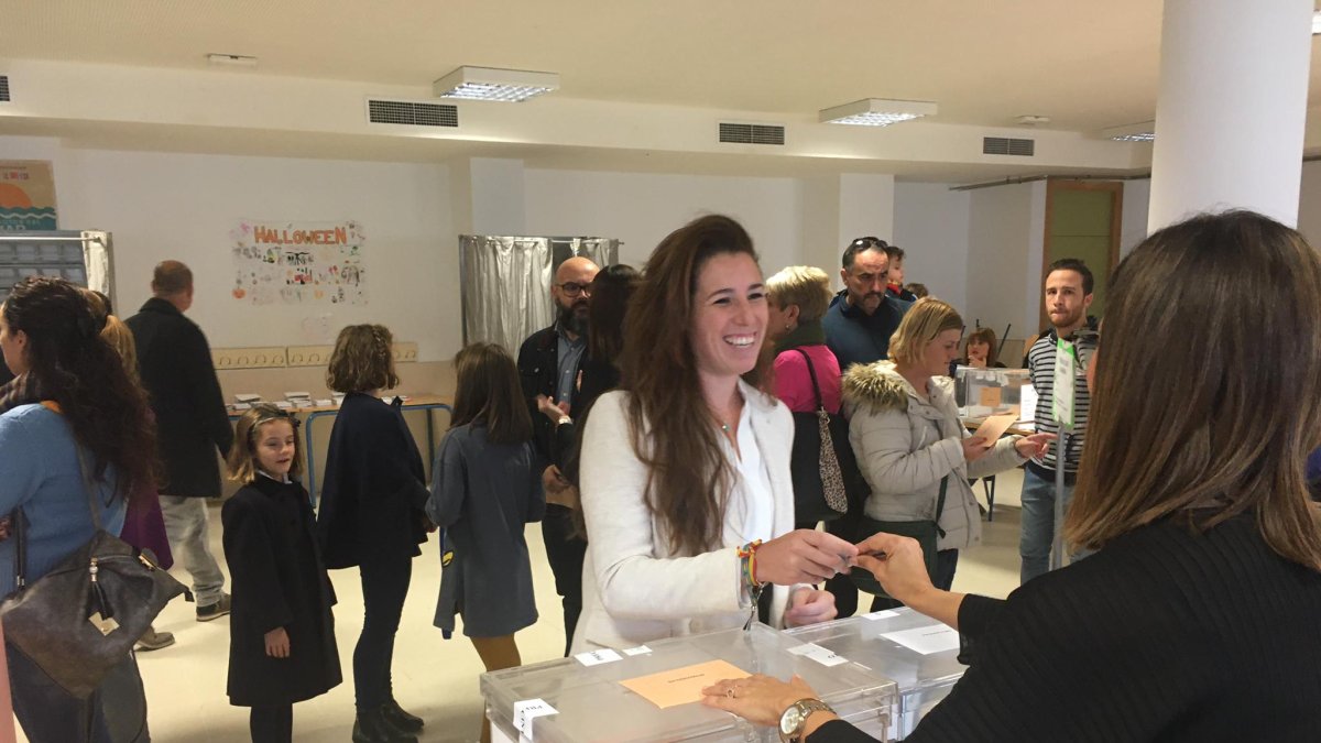 Rocío de Mer vota en el Colegio Clara Campoamor de Huércal de Almería.