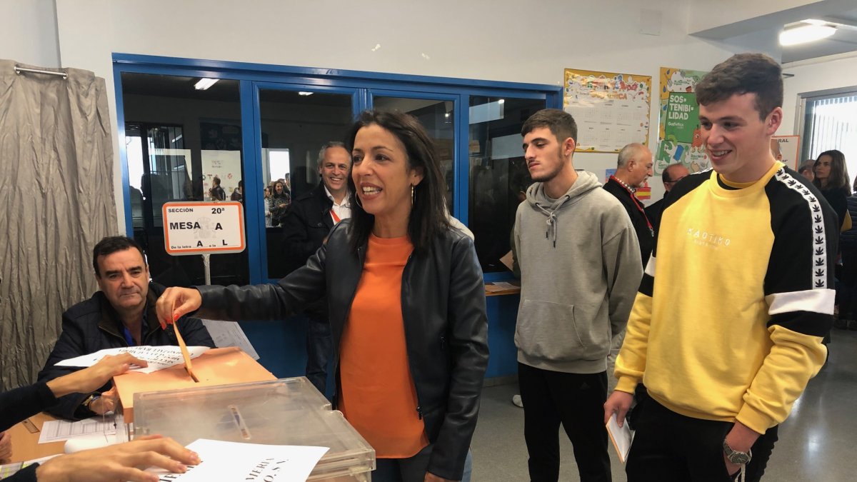 Marta Bosquet ha votado acompañada de sus dos hijos, Antonio y Nacho.