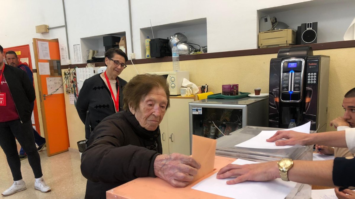 Isabel López Rubio deposita su papeleta.