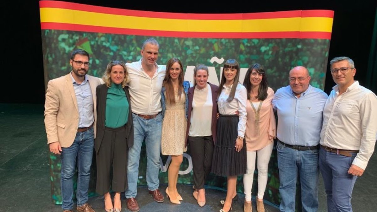 Concejales de El Ejido y Rocío de Meer junto a Ortega Smith tras un acto en esta localidad.